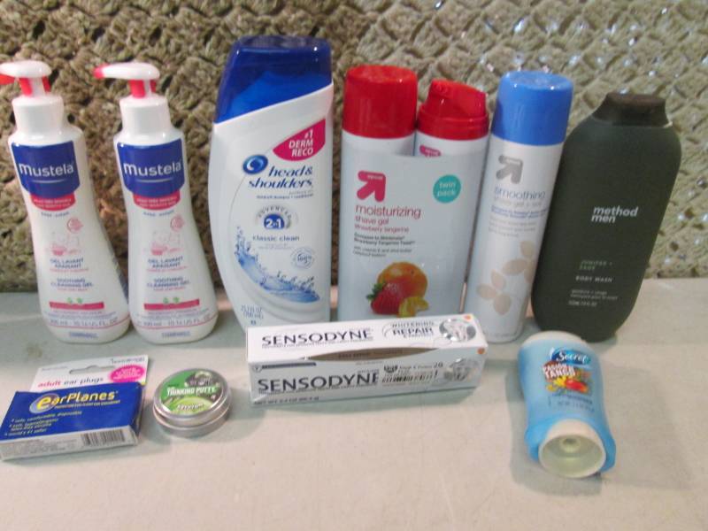 lot 193 image: Lot of Misc Personal Items  F-3...
