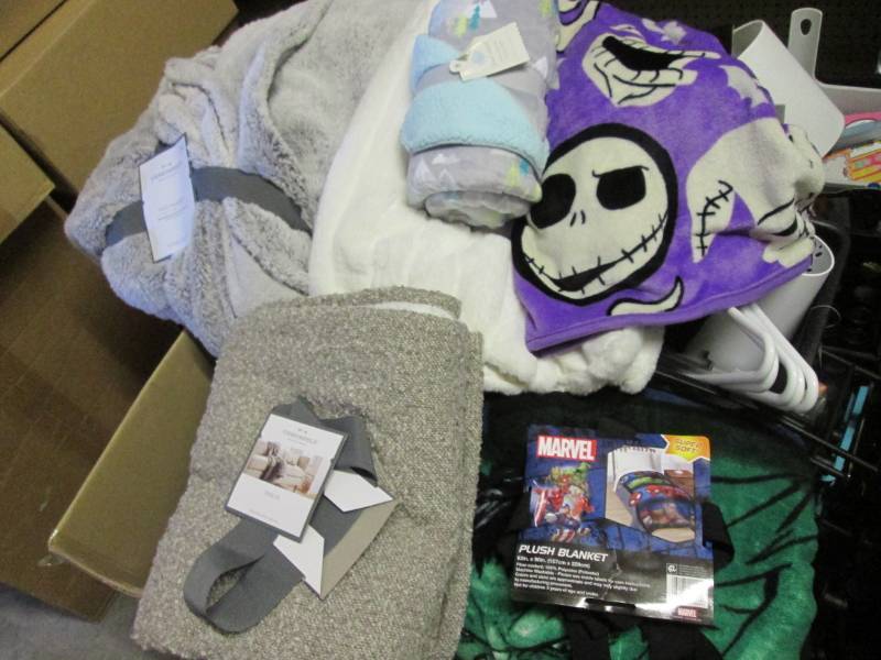lot 217 image: Lot of Misc Fleece and Fuzzy Blanke...
