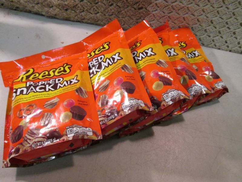 lot 251 image: 5 Bags of Reeses Popped Snack Mix B...