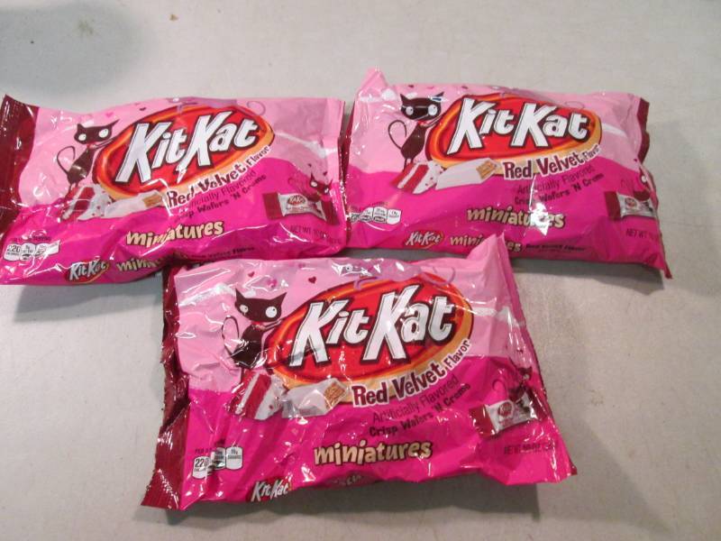 lot 262 image: 3 Bags of Kit Kat Red Velvet Miniat...