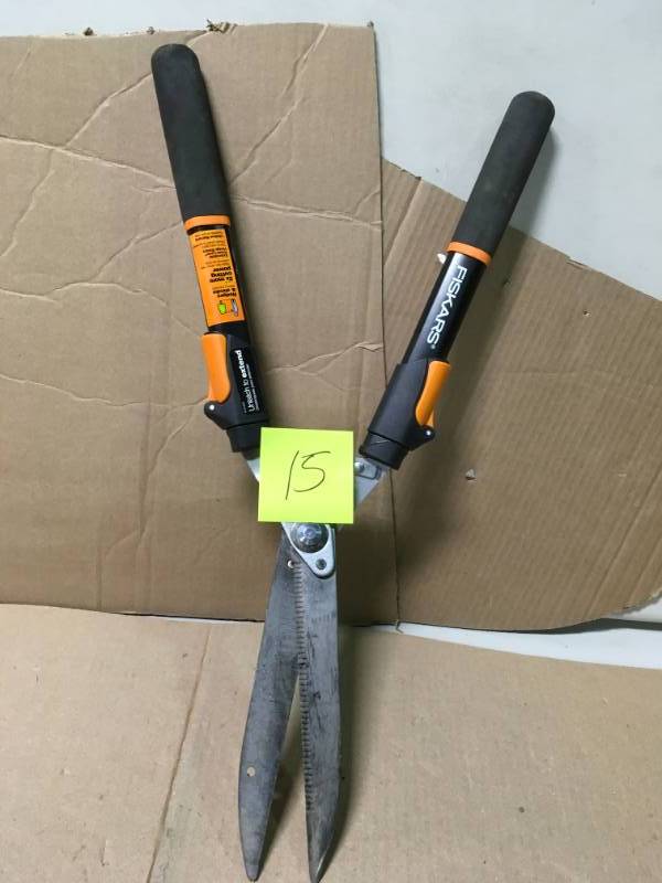 Fiskars 9 in. Power-Lever Steel Blade Telescoping Steel Handle Hedge Shears in good condition