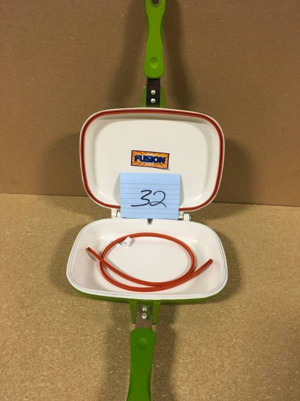 lot 32 image: COOKS COMPANION CAST ALUMINUM NONSTICK CERAMIC EASY GRIDDLE FLIP PAN -  not used