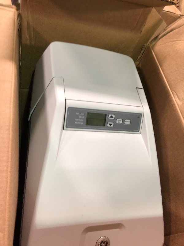 lot 106 image: GE  30,000 Grain Water Softener NOT USED plastic cover have damage please review pictures