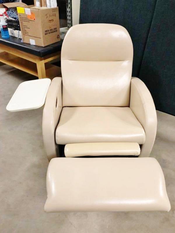 MSRP $3500 Ultimate Comfort &amp Care Super Sized Pod&nbspMobile Geri Reclining Chair On Wheels With Wheelchair Accessible&nbspSwing Out Side Arms To Slide In &amp Out With Ease - Great Condition&nbsp