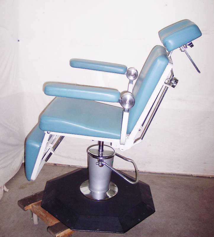 lot 11 image: Fantastic Sky Blue Hydraulic Multi Adjustable Treatment Table Chair Ink Bed Tattoo Chair - Many Uses For this Excellent Condition Chair 