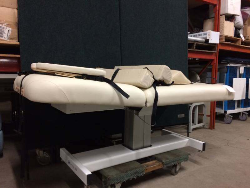 lot 16 image: Oakworks Power Massage Table - Excellent Condition But We Can Not Get The Lift To Work - Sold As Is - Use As A Treatment Table