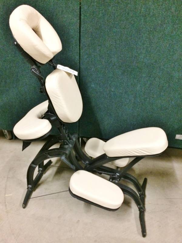 lot 19 image: EarthLite Avila II Portable Massage Chair - Excellent Condition&nbspSee Youtube For Massage Techniques Using This Chair