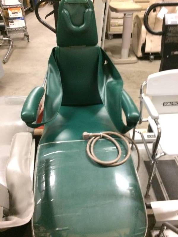 lot 13 image: ULTIMATE COMFORT FOR A SPA CHAIR INK BED - Den-Tal-Ez VS Power Dental Chair - Works Great & Ready For Its Next Office Or Spa 