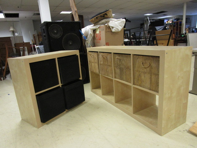lot 513 image: 2 SHELVES WITH BINS
