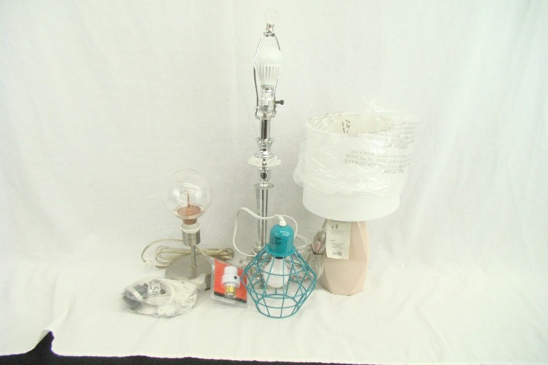 lot 7 image: 4 New Lamps and Accessories