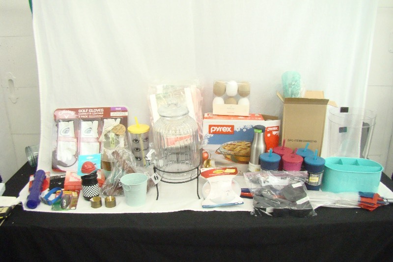 lot 26 image: Large Lot of Misc Household