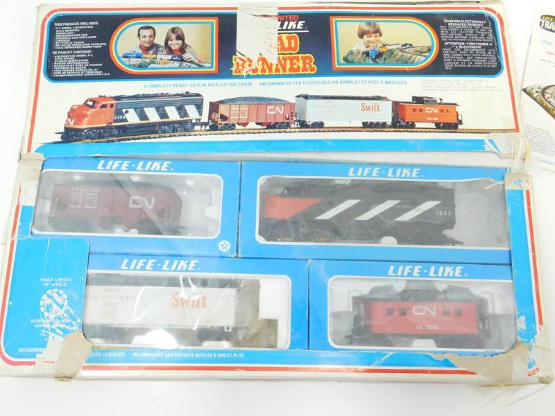 lot 2 image: Complete Ready To Run HO Spirit Life Like Road Runner Electric Train Set