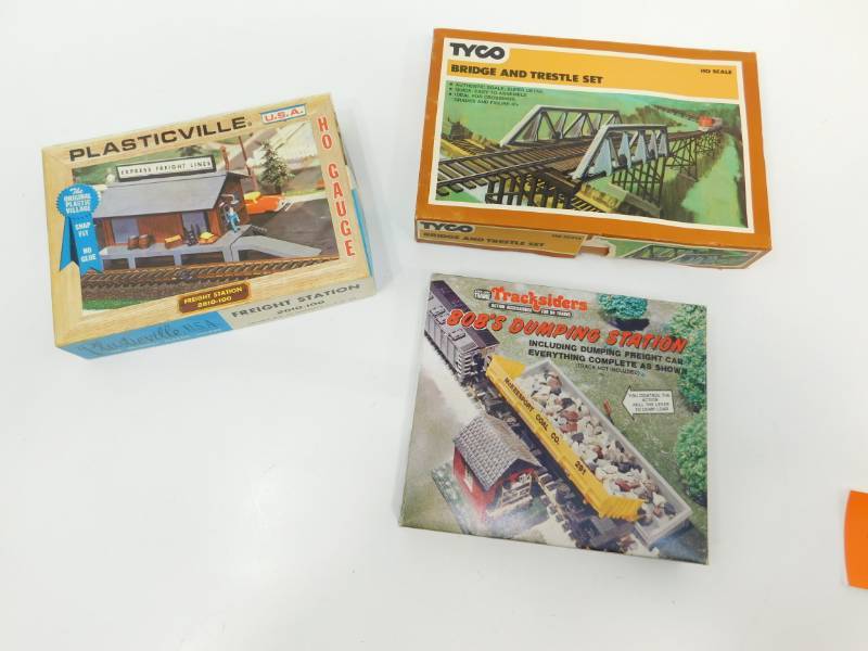 lot 5 image: TYCO Bridge & Trestle Set--Plasticville USA Freight Station--Bobs Dumping Station For HO Scale