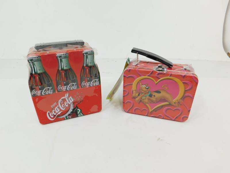 lot 17 image: Two New Lunch Pails