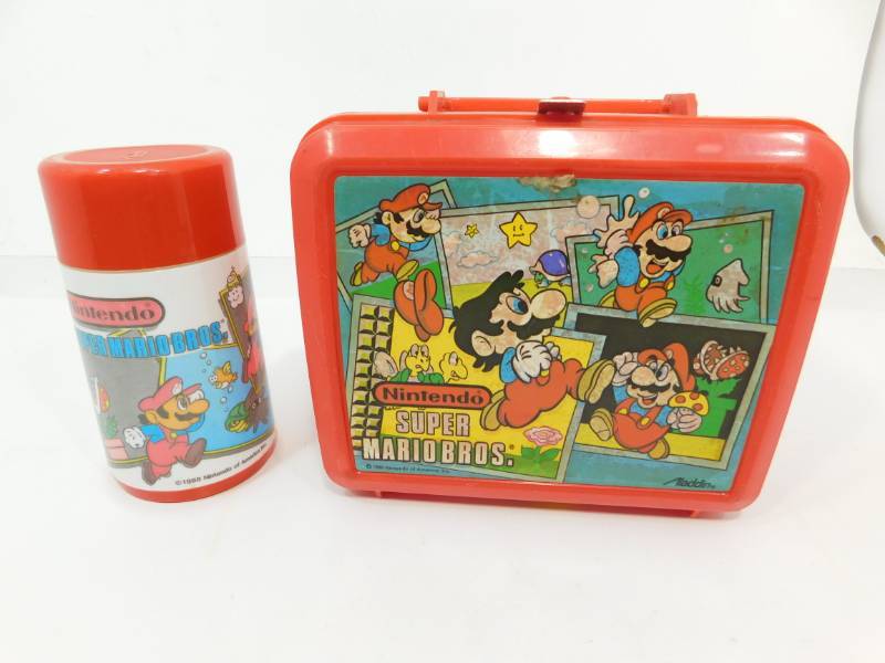 lot 31 image: Nintendo Super Mario Bros. Lunch Pail & Thermos (1988)