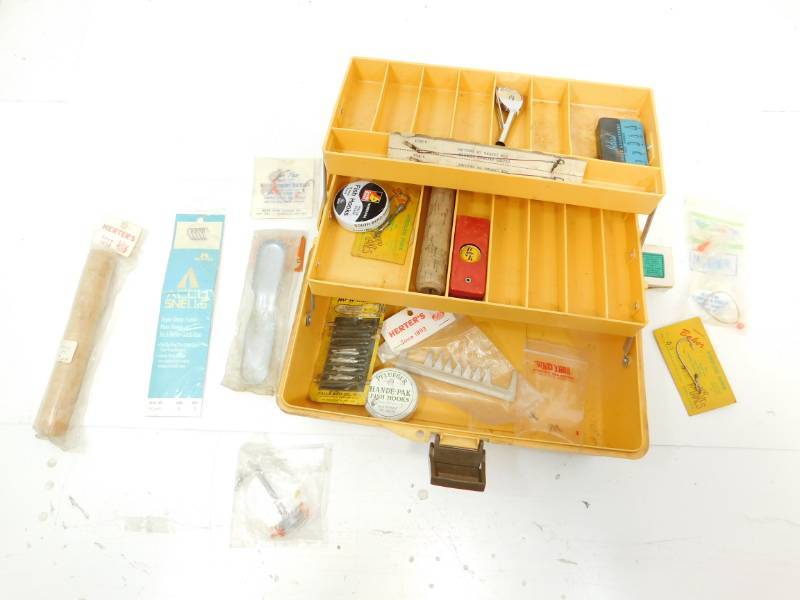 lot 75 image: Old Pal Woodstream 1050 Hard Plastic Fishing Tackle Box