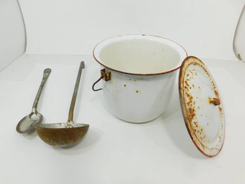 lot 84 image: Vintage Enamel Chamber Pot With A Vintage Scooper & Ladle