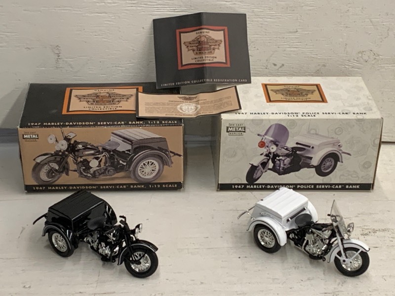 lot 104 image: (2) Harley Davidson Die-Cast Motorcycles