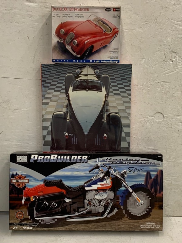 lot 117 image: Jaguar Model Kit, Jigsaw Puzzle, Mega-Block Set