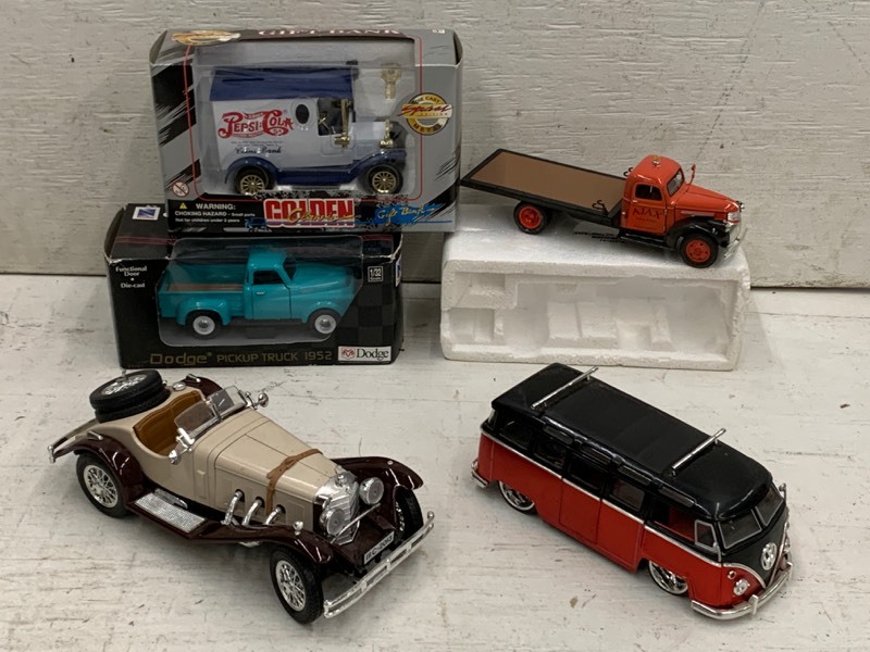 lot 118 image: Flat Of Collectible Scale Model Vehicles