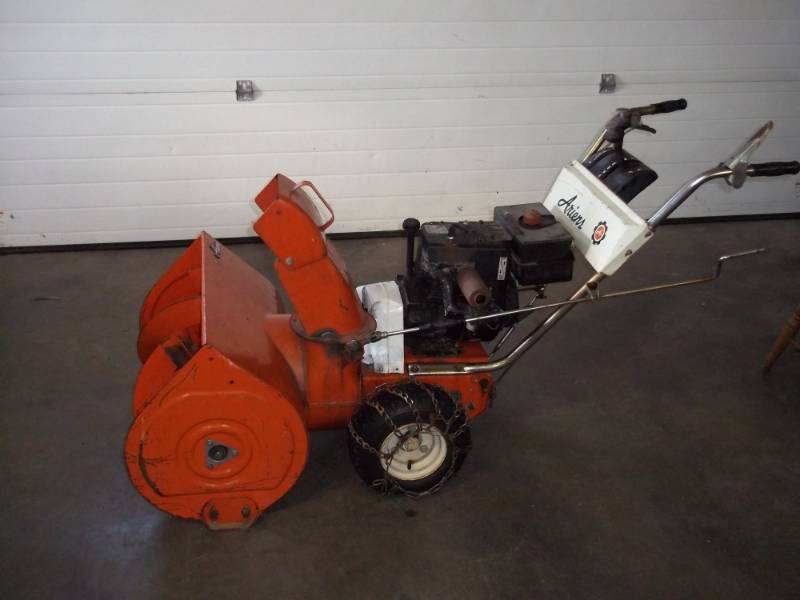 lot 4 image: Snow blower Airens 8 HP 24 wide
