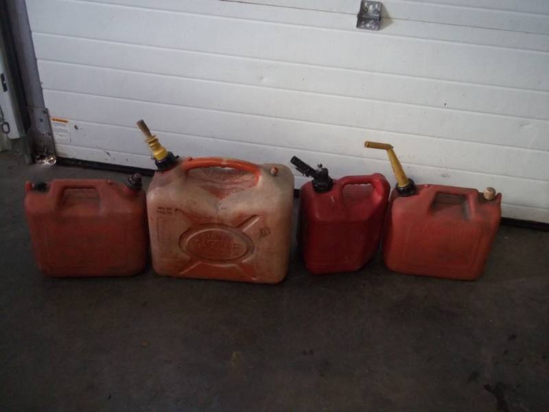 lot 108 image: 4 gas Cans