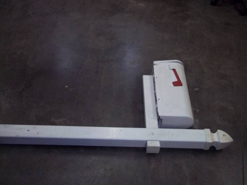 lot 118 image: Mailbox with Post