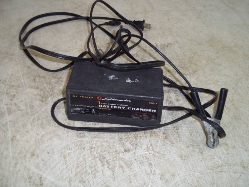 lot 136 image: 1 Amp Battery Charger