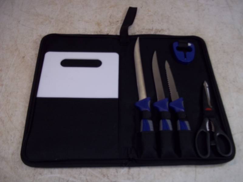 lot 143 image: Knife Set with cutting board