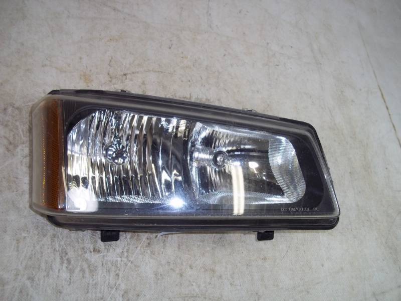 lot 148 image: 2004-2005 Head Light for Chevy GMC Truck