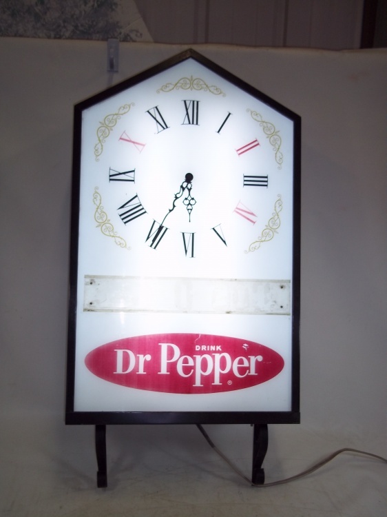 lot 7 image: Large Dr. Pepper Clock, Lighted, Works Great Rare