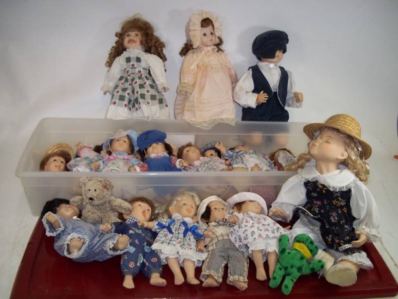 lot 60 image: Vintage Collectable Dolls with tub