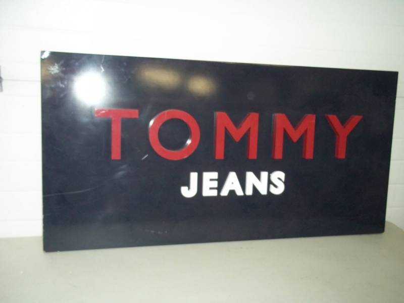lot 77 image: Large Tommy Jeans Store Display Sign Heavy