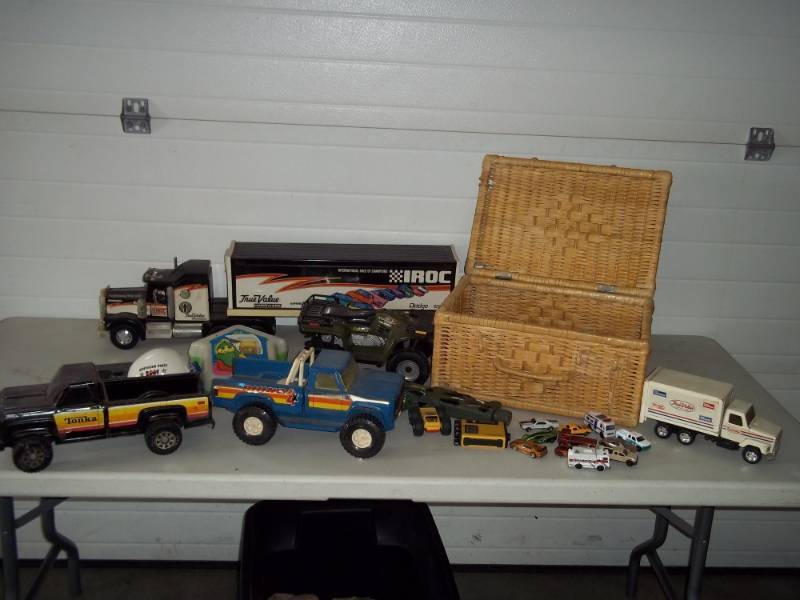 lot 86 image: Childrens toys with bin and basket