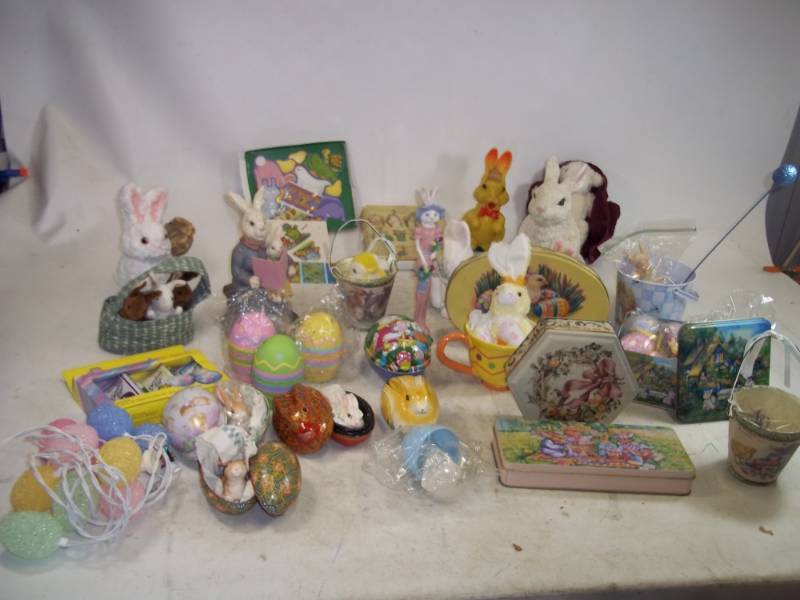 lot 87 image: Easter Dcor with Tote
