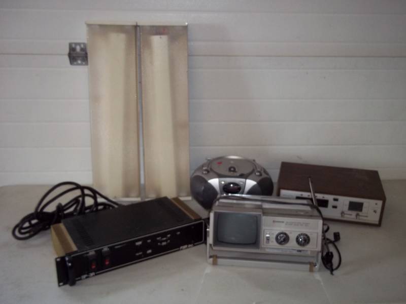lot 92 image: Lot of Vintage Electronics and 2 Fluorescent Ceiling lights