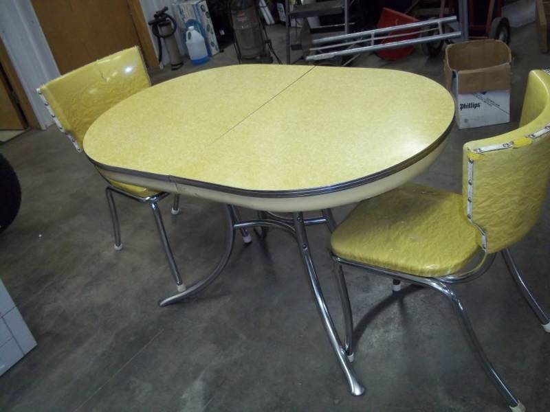 lot 177 image: Daystrom Retro Mid Modern Yellow Chrome and Vinyl Table and 2 Chairs