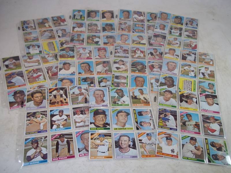 lot 25 image: 1966 Topps Baseball Cards 100  Cards