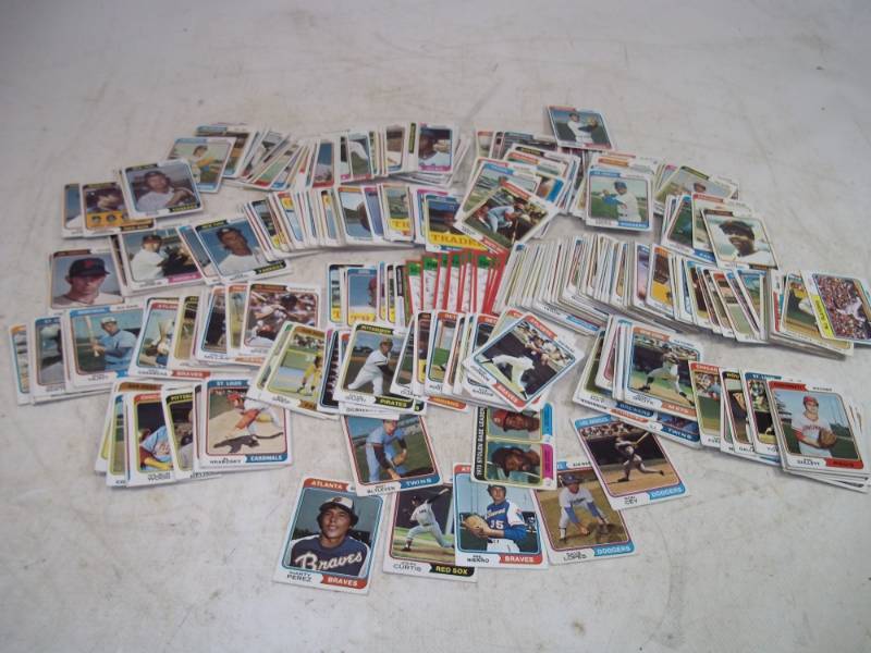 lot 32 image: 1974 Topps Baseball Cards 300  Cards