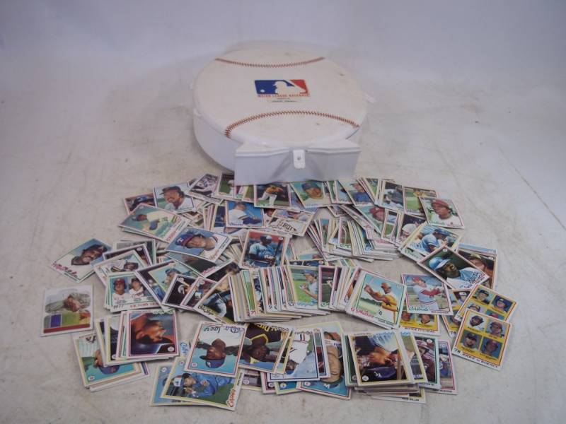 lot 35 image: 1978 Topps Baseball Cards 300  Cards with Vintage Card Case