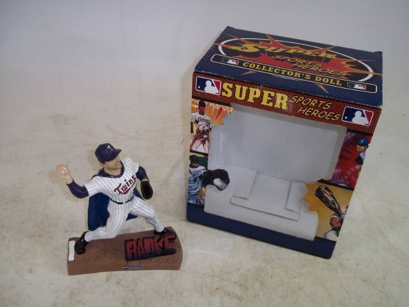 lot 45 image: Minnesota Twins Brad Radke Super Sports Heroes Figurine