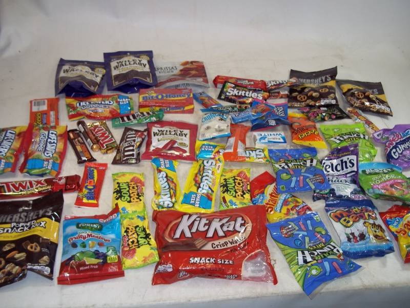 lot 185 image: Candy and Snack Lot Shelf Pulls past Best Buy Date