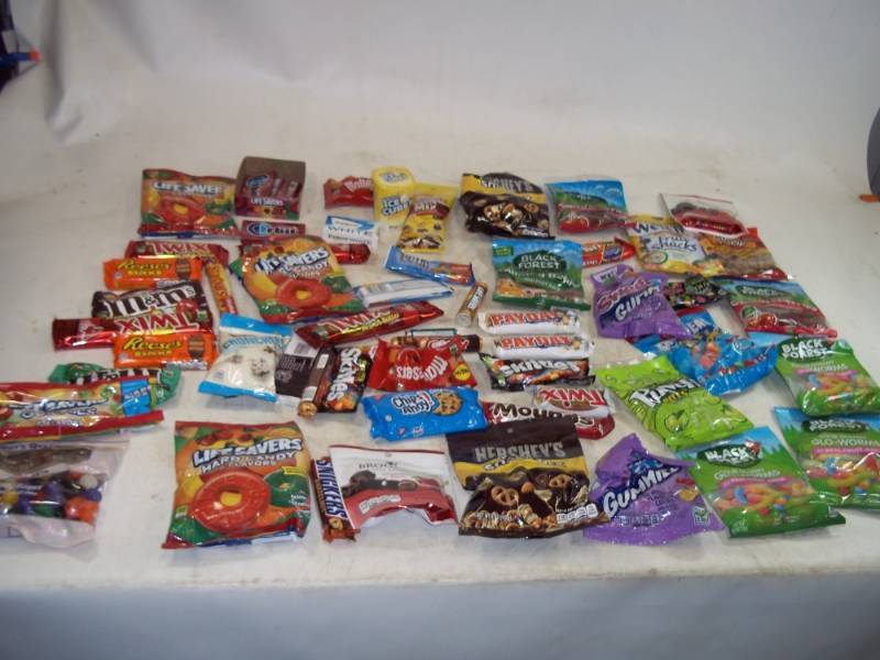lot 186 image: Candy and Snack Lot Shelf Pulls past Best Buy Date