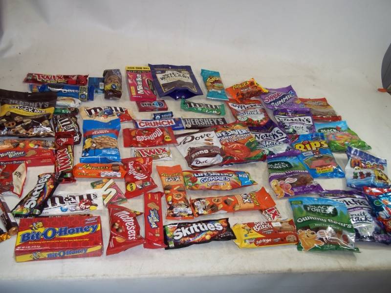 lot 187 image: Candy and Snack Lot Shelf Pulls past Best Buy Date