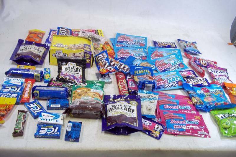 lot 189 image: Candy and Snack Lot Shelf Pulls past Best Buy Date