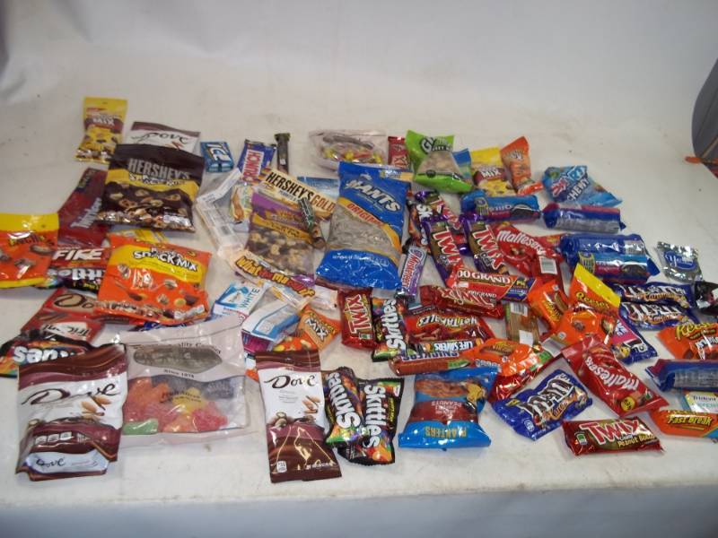 lot 190 image: Candy and Snack Lot Shelf Pulls past Best Buy Date