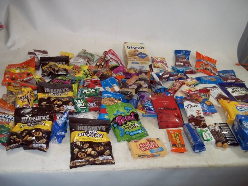 lot 193 image: Candy and Snack Lot Shelf Pulls past Best Buy Date