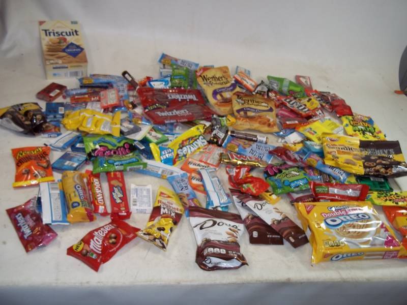 lot 195 image: Candy and Snack Lot Shelf Pulls past Best Buy Date