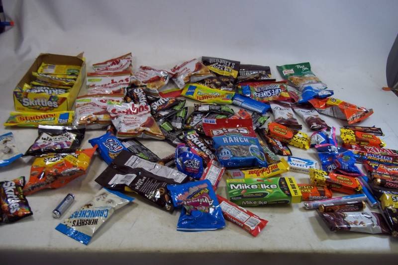 lot 196 image: Candy and Snack Lot Shelf Pulls past Best Buy Date