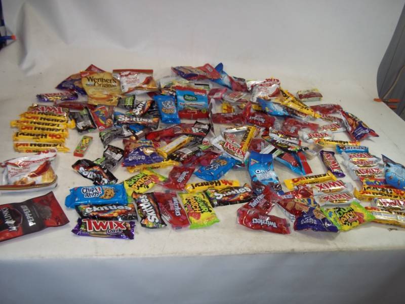 lot 198 image: Candy and Snack Lot Shelf Pulls past Best Buy Date